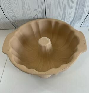 The Pampered Chef Family Heritage Collection Stoneware 10" Fluted Bundt Pan